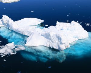 iceberg dans l'eau