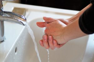 eau chaude lavage de main