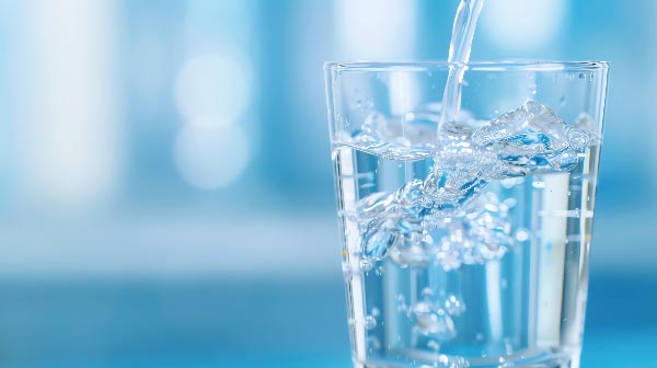 verre d'eau en cours de service
